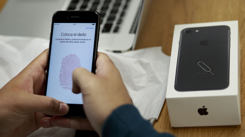 человек, настраивающий Touch ID на iPhone