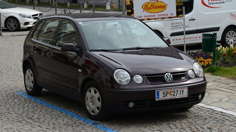 Volkswagen Polo Mk4 темно-коричневого цвета, до рестайлинга, вид спереди в 3/4