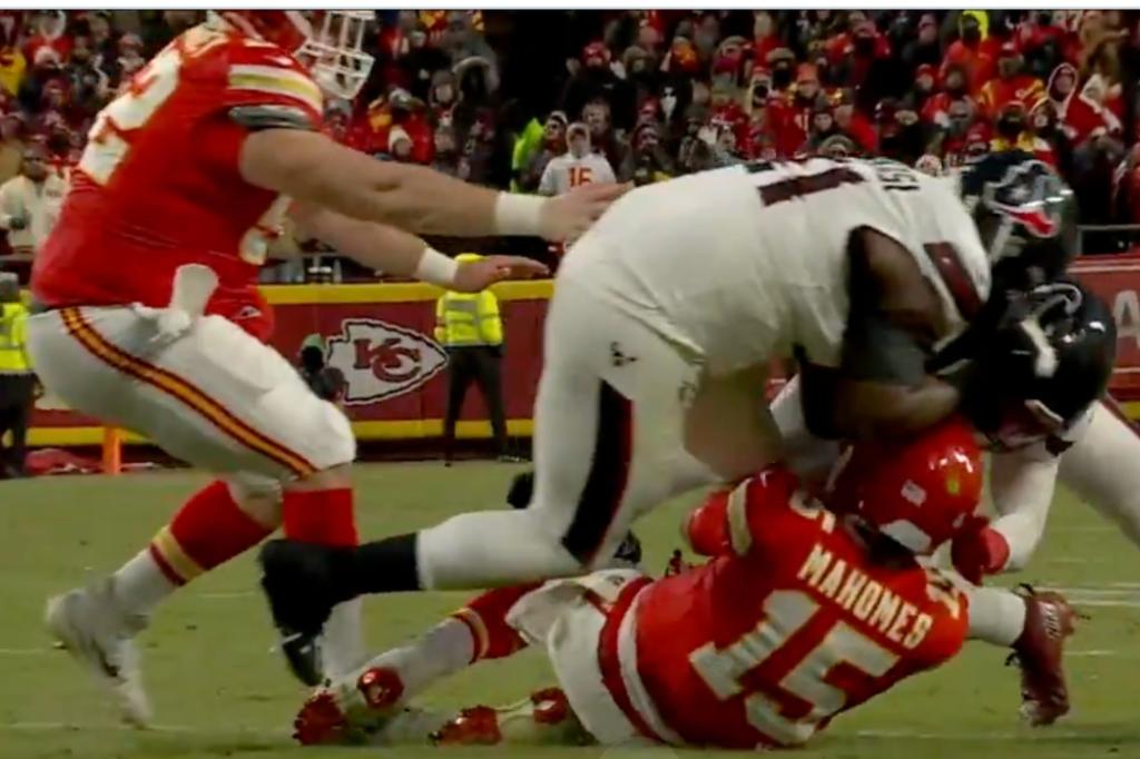 Трой Айкман, болельщики в ярости из-за пенальти за удар Патрика Махоумса