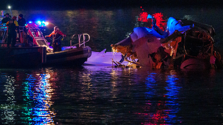 Группа реагирования на чрезвычайные ситуации оценивает обломки после аварии в DC