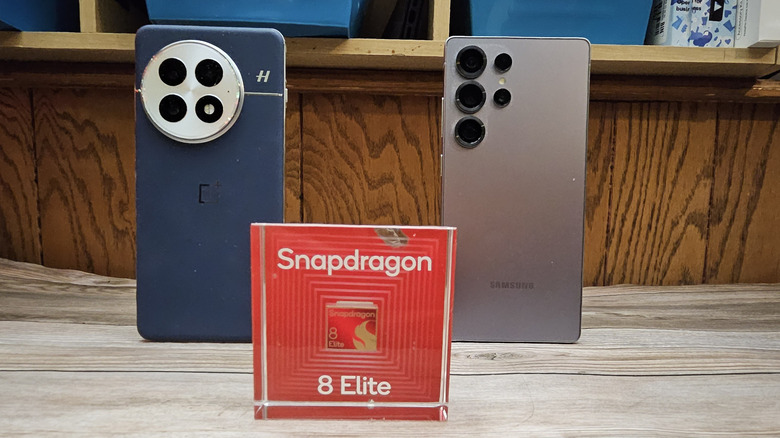 Два смартфона и процессор в блоке люцита