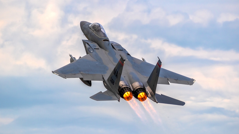 ВВС США F-15C взлетает