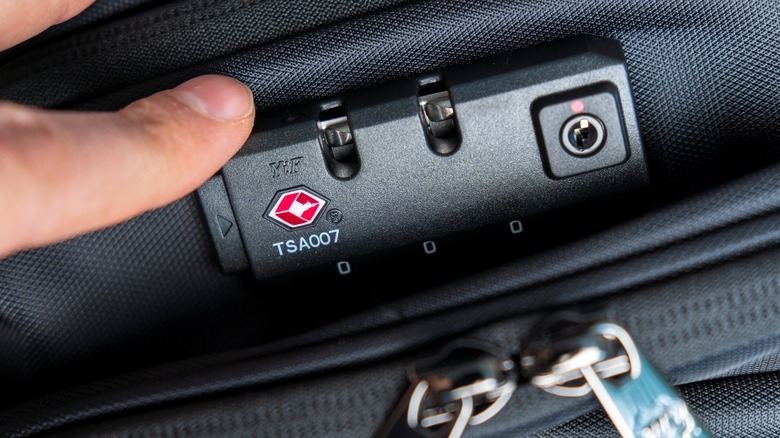 Чемодан с одобренным TSA замком.