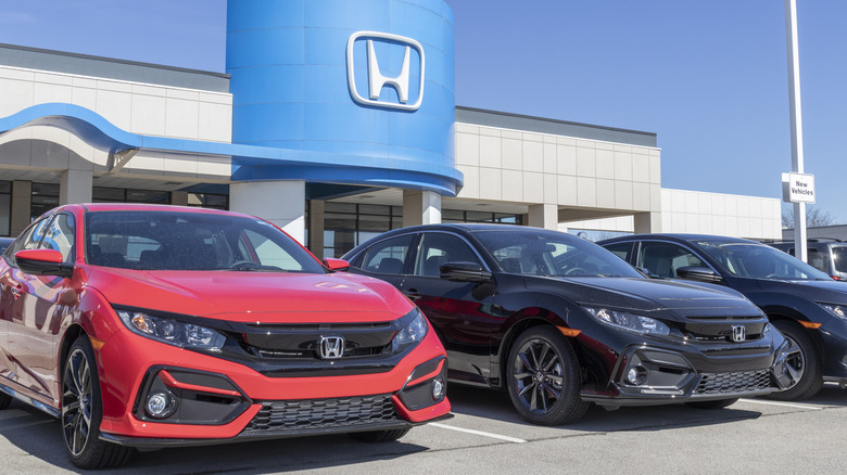 Honda Civic Cars, припаркованные возле дилерского центра