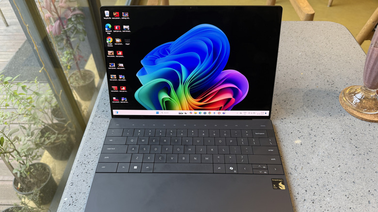 Вид верхнего вида приложения Windows сводит к минимуму на экране Dell XPS 13.