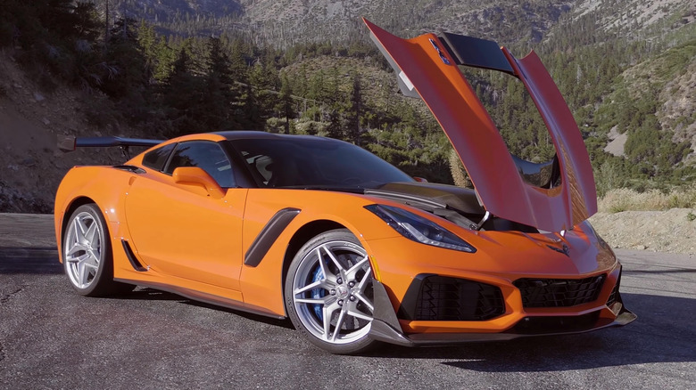C7 Zr1 в горах с открытым капюшоном