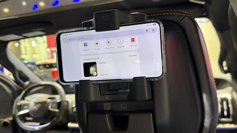 Держатель телефона в экспедиции Ford