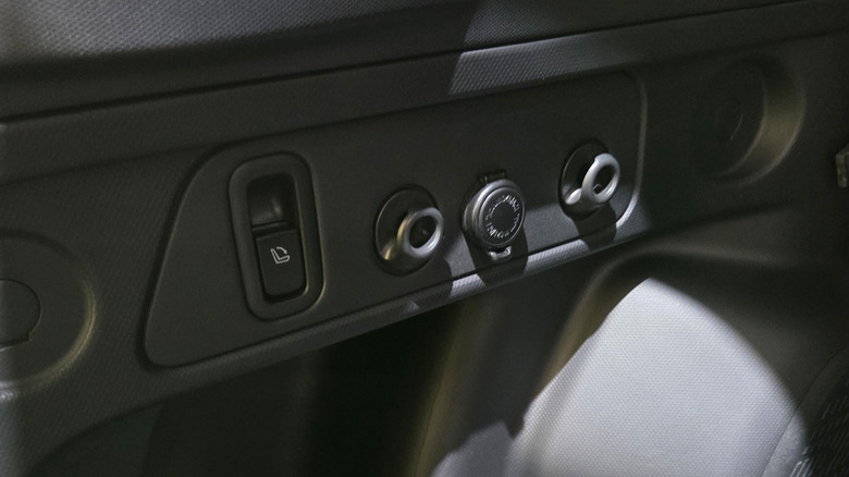 Порт силового порта в люке