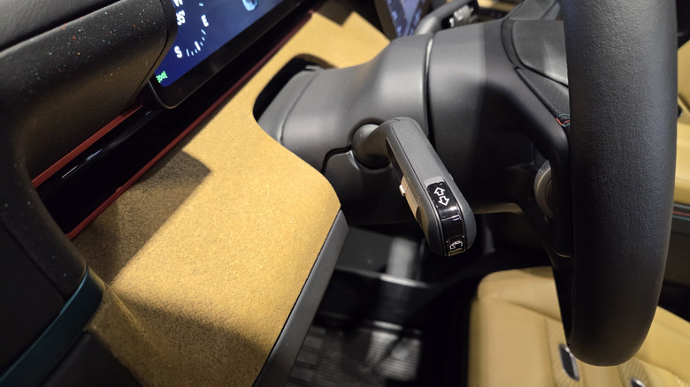 Приборная панель из пробки на ривийском языке