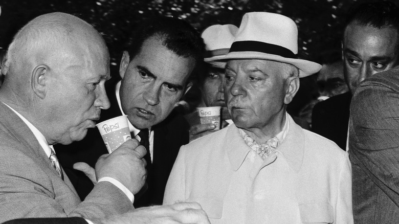 Хрущев пьет пепси во время знаменитых дебатов на кухне