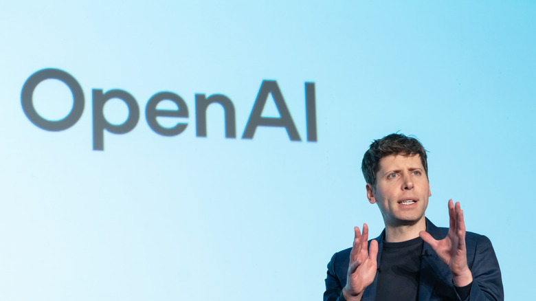 Генеральный директор Openai Сэм Альтман выступает на сцене.