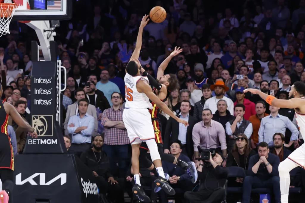 Микал Бриджес блокирует Trae Youn