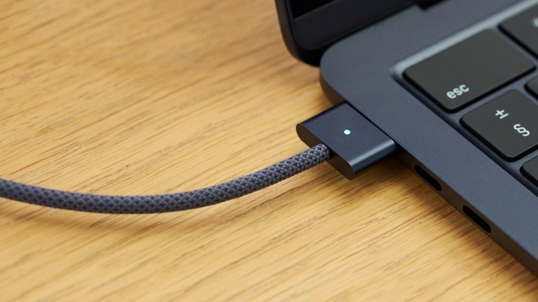 MacBook заряжается через кабель magsafe