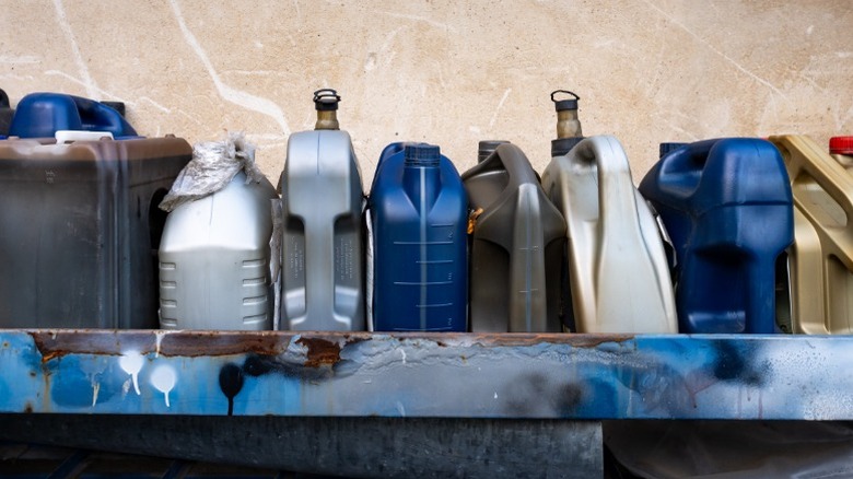 Контейнеры используемого моторного масла