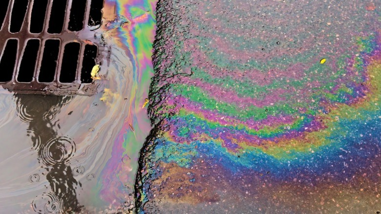 нефть проливается в ливневой канал или желоб