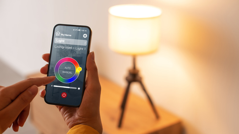 Женщина использует приложение для управления Smart Light