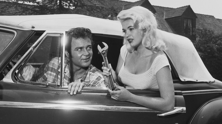 Винтажное фото Джейн Мэнсфилд в окне автомобиля