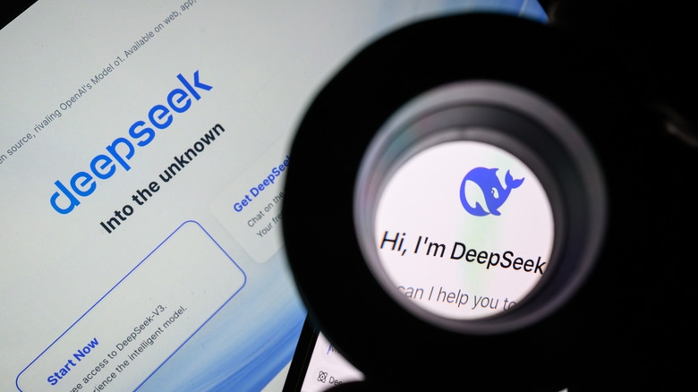 Логотип DeepSeek AI, который смотрит под объективом с настольным клиентом в фоновом режиме