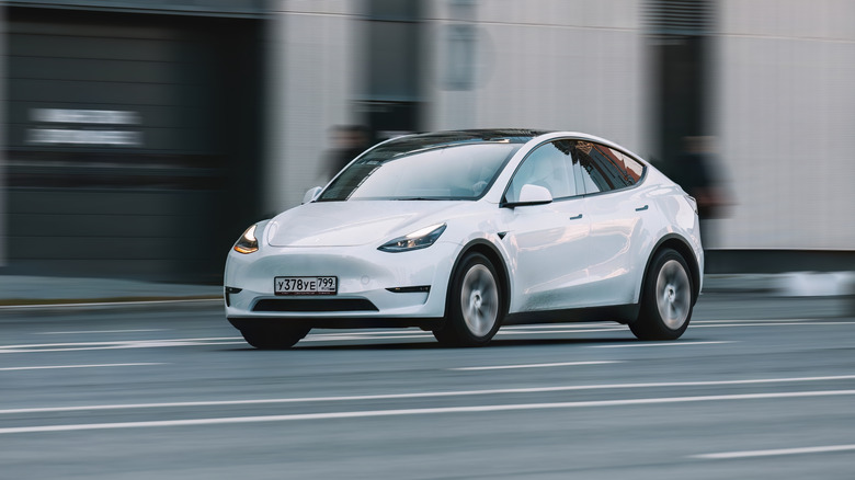 Белая модель Тесла Y.
