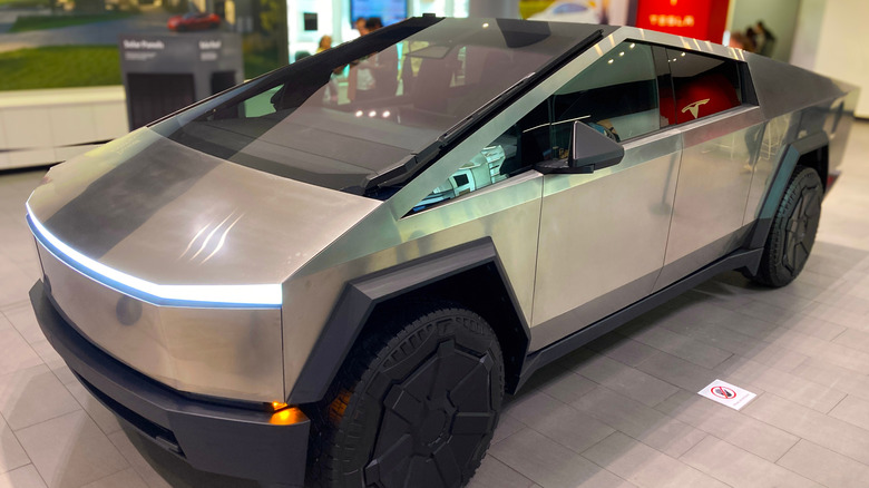 Кибертрук на Showfloor.