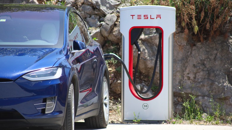 Синяя Тесла перезаряжается на станции.