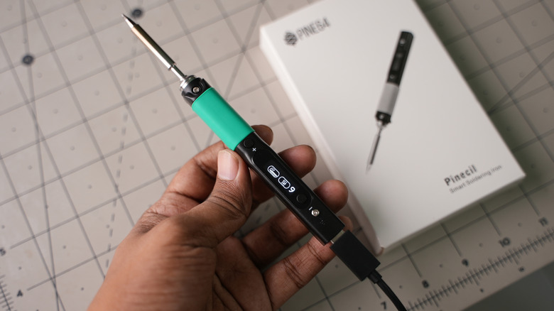 Рука держала пинцил Умный паяль