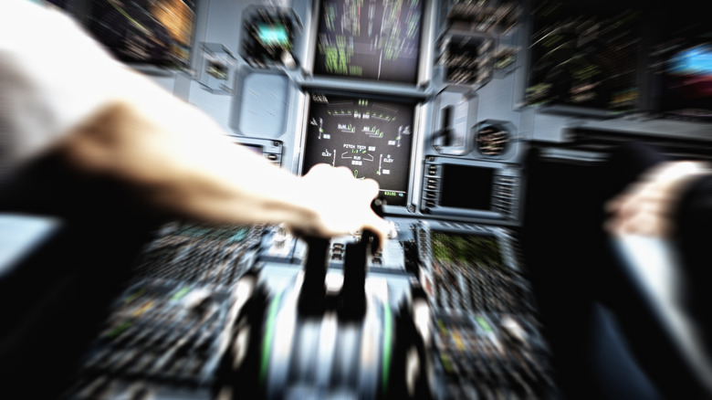 Пилот бьет по двигателям во время чрезвычайной ситуации