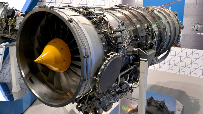 Турбовинный двигатель на дисплее