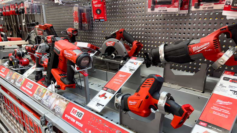 Продукты Milwaukee выставлены в магазине