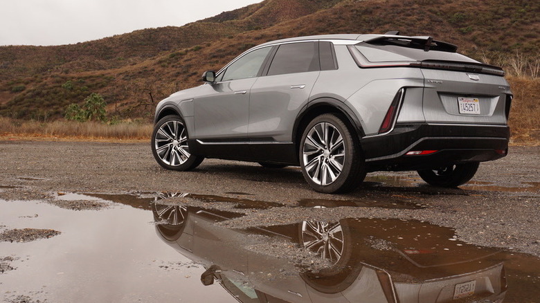 2025 Cadillac Lyriq Luxury 3 задней части 3/4