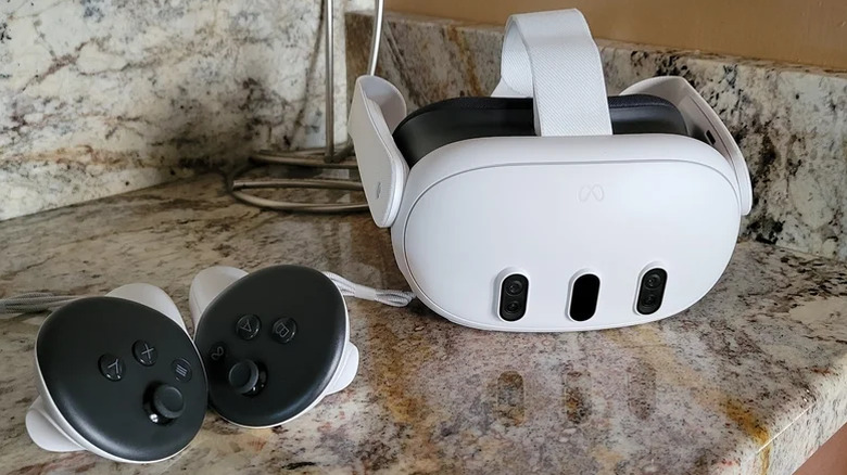 Гарнитура Meta Quest 3 на стойке с контроллерами