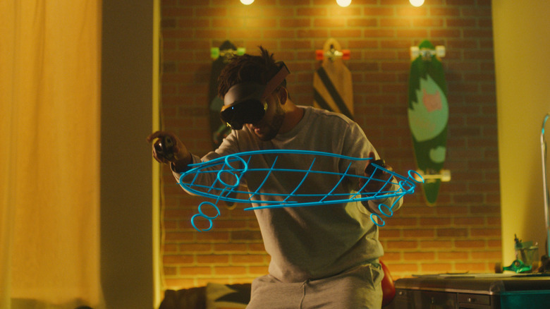 Человек, создающий трехмерный рисунок в мета -квесте