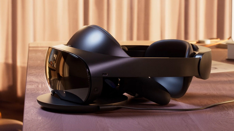 Meta Quest Pro на столе