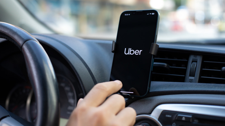 Приложение Uber на смартфоне в машине