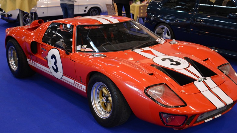 Классический гоночный автомобиль Ford GT40