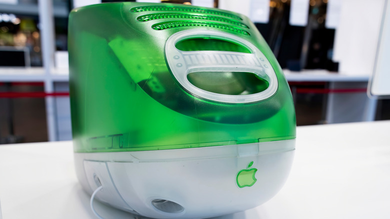 Компьютер IMAC G3 выпущен в 1993 году