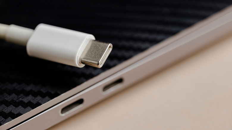 Кабель USB-C на два соответствующих порта на ноутбуке