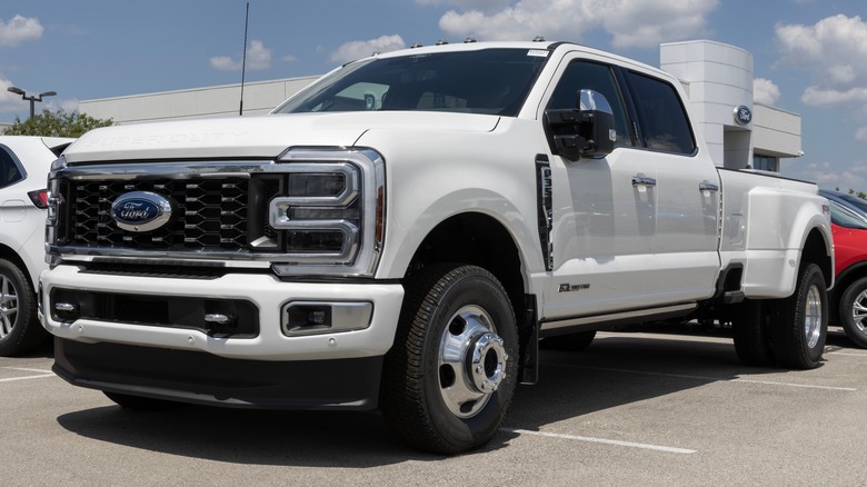 White Ford F-350 6.7 Дизель силового удара припаркован в лоте
