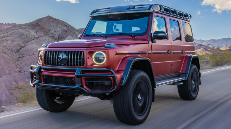Red Custom Mercedes G-Wagen ездит по дороге