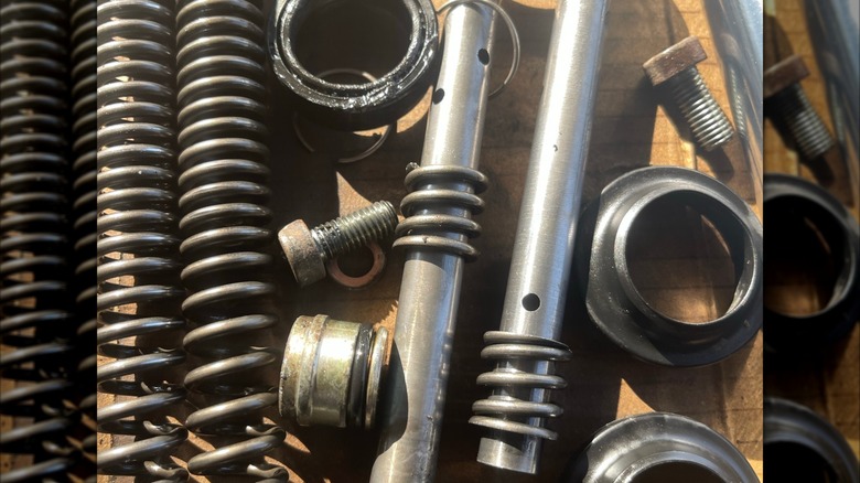 Разберите мотоциклетные вилки -пружины и уплотнения.