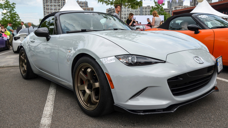 Белая MX-5 Miata на Fair