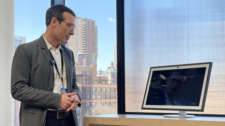 Амазонка ведущей с Alexa+ на мониторе.