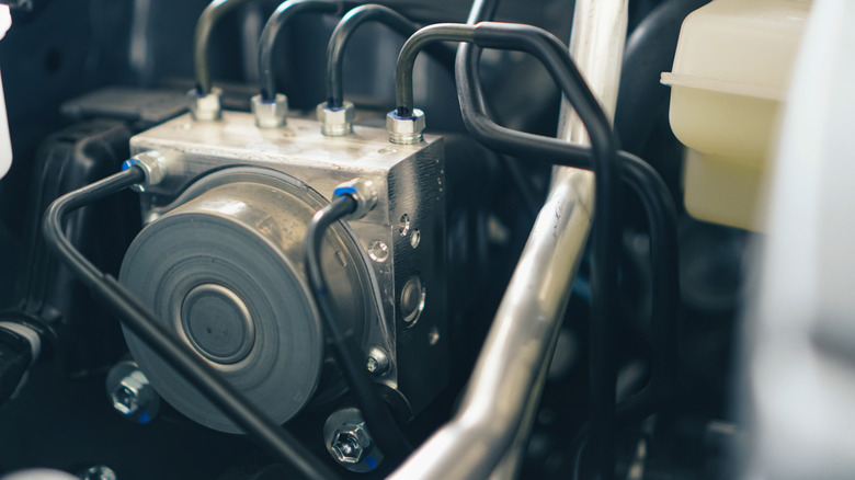 Модуль управления двигателем ABS насоса высокого давления в автомобиле