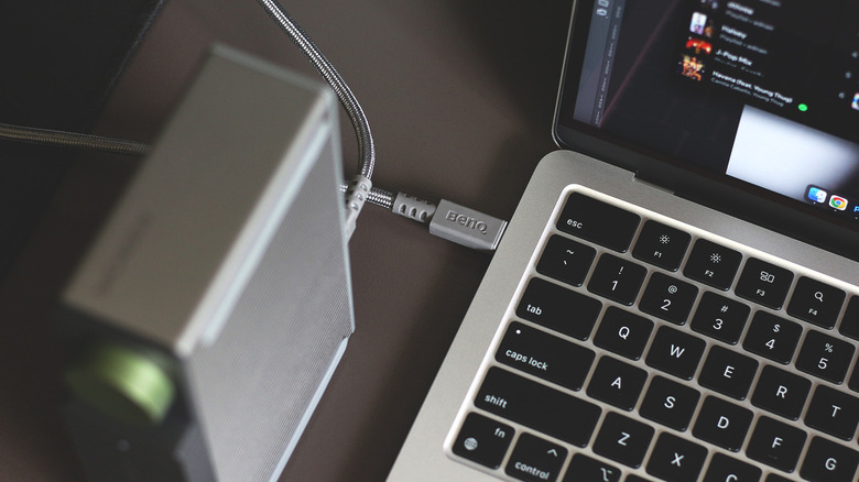 Стыковка ноутбука с помощью кабеля USB-C