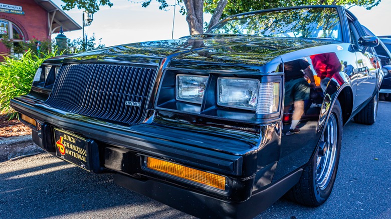 Широкологический низкий перспективный вид на передний угол вида на Buick Grand National на классической автомобильной выставке в Фернандина -Бич, штат Флорида.