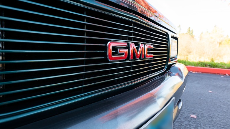 Логотип GMC находится на черном гриле рядом с фирменными квадратными фарами GMC Typhoon.