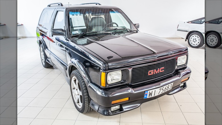 Blacl Gmc Typhoon, глянцевый и блестящий, изображен в Надарзине, Польша для шоу Варшавы Oldtimer.