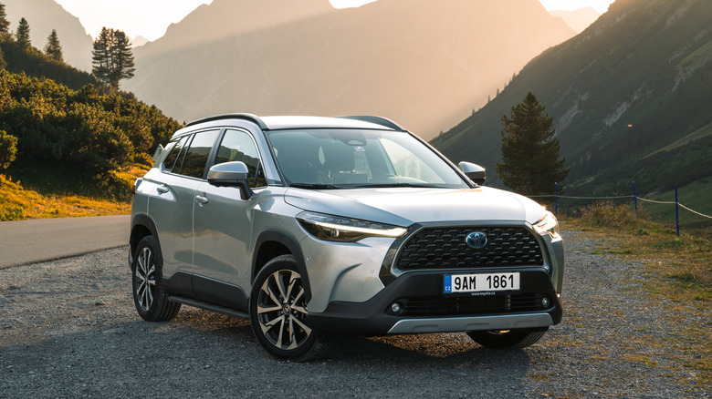 Toyota Corolla Cross Hybrid, припаркованный на открытом воздухе