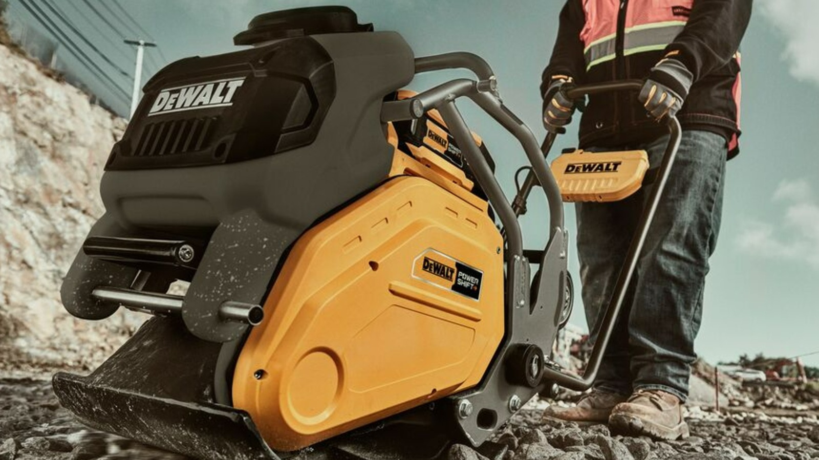 Что такое система PowerShift от DeWalt и каково напряжение электроинструментов?