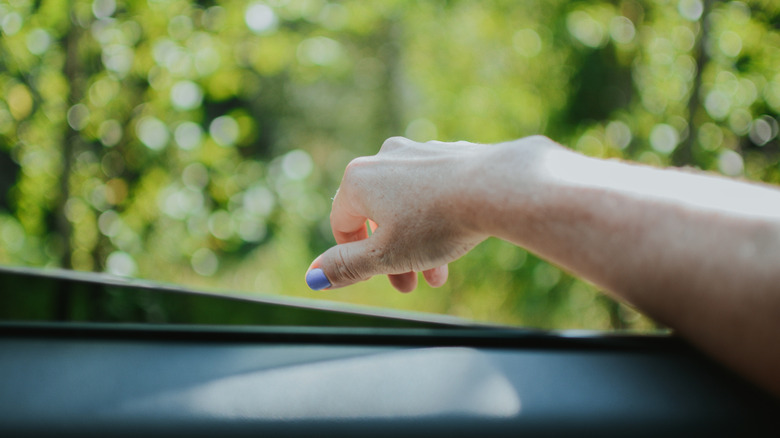 Ручная висеть из окна